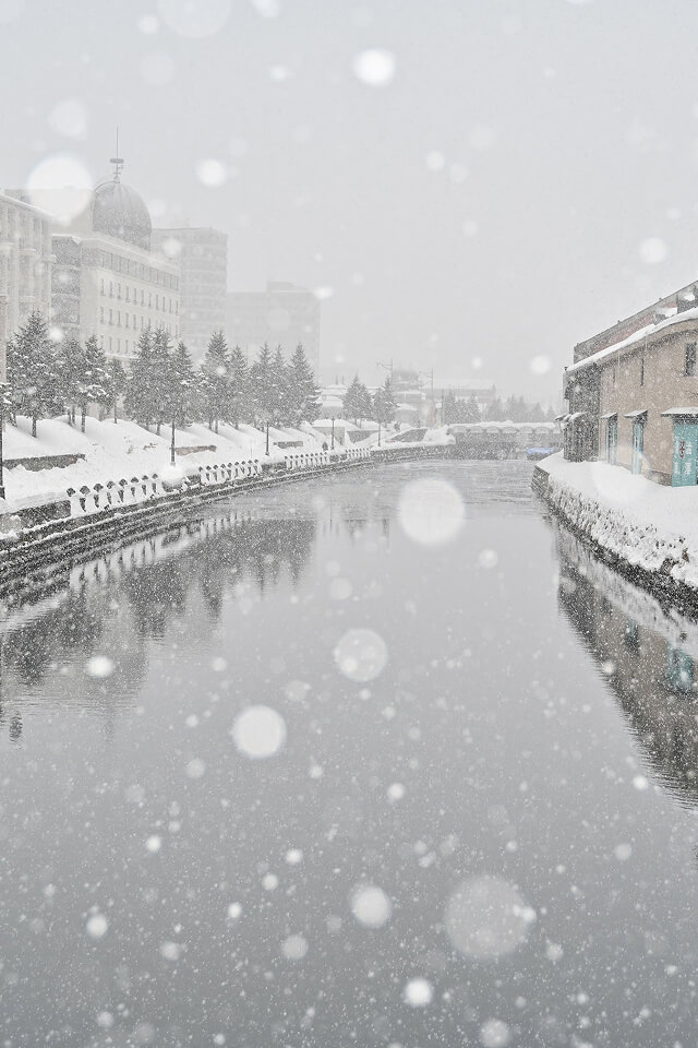 雪が降り積もる小樽運河の幻想的な風景