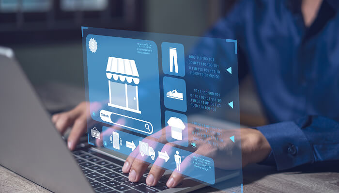 ノートパソコンを操作する手元の前に、ECサイトのインターフェースが浮かぶ演出